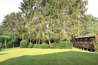 Dit zeer goed onderhouden en mooi gelegen VILLA te Haasrode (Oud-Heverlee) beschikt over 3 slaapkamers. De locatie is top : vlakbij Meerdaalwoud...