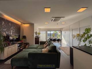 <strong>Te huur, Luxueuze, energiezuinige penthouse met veel lichtinval in Sint-Martens-Latem</strong><br /><br />Ontdek deze exclusieve penthouse op een toplocatie in het gegeerde Sint-Martens-Latem. Gelegen op de 2e verdieping van een modern en kleinschalig appartementsgebouw, geniet je hier van rust, privacy en een hoogwaardige afwerking.<br />Bij het binnenkomen word je meteen overvallen door ruimte en licht, dankzij de grote raampartijen die zorgen voor een open en luchtig gevoel. De leefruimte sluit perfect aan op het zonnige, ruime terras, waar het heerlijk vertoeven is – ideaal om te ontspannen of gasten te ontvangen.<br /><br />Deze penthouse is zeer energiezuinig en beschikt over een geavanceerd aircosysteem dat zowel kan verwarmen als koelen – comfort verzekerd, het hele jaar door.<br /><br />Een unieke kans om te wonen in één van de mooiste gemeentes van Vlaanderen, omringd door groen, cultuur en alle nodige voorzieningen.<br /><br />Even een korte rondleiding; inkom met afzonderlijk toilet, lichtrijke woonkamer met open keuken, wasplaats, hall, <strong>3 VOLWAARDIGE SLAAPKAMERS</strong>, berging en badkamer. Buitenshuis treffen we een <strong>GROOT TERRAS en 1 bijhorende</strong> <strong>autostaanplaats</strong>. <br /><br /><em>Opmerking: Het appartement is geschikt voor maximum 3 à 4 personen! Omdat je financieel comfortabel zou kunnen huren wordt de volgende basisregel qua inkomsten gehanteerd: € 1300* 3 = € 3900</em><br /><br /><strong>Adres: </strong>Kortrijksesteenweg 140 bus 3, 9840 Sint-Martens-Latem<br />Beschikbaar vanaf 1 december 2026<br />Huurprijs: € 1150/mnd + € 150 syndic/mnd<br />EPC: 166 kWh/m² UC: 2683116