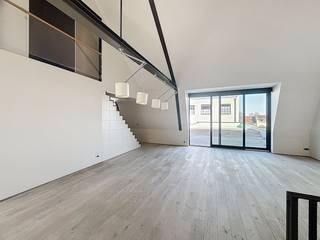 Gelegen in een rustige omgeving en op korte afstand van het openbaar vervoer, zal deze uitzonderlijke triplex loft (penthouse van ±170 m²) u verleiden met zijn vele unieke kenmerken. De loft bestaat uit een grote woon- en eetkamer, badend in licht dankzij de grote ramen met automatische verduisteringsgordijnen, die voor volledige privacy zorgen.De keuken, volledig uitgerust met moderne apparaten, is een echt pluspunt voor kookliefhebbers. De twee ruime en lichte slaapkamers zijn perfect voor een goede nachtrust. De badkamer, uitgerust met een inloopdouche en een ligbad, biedt een absolute ontspanningsruimte. Een praktische wasruimte en een kelder maken deze uitzonderlijke woonruimte compleet.De loft onderscheidt zich ook door zijn eigentijdse design, met LED-lampen geïntegreerd in de muren, wat zorgt voor een warme en moderne sfeer. Het pand heeft ook een goede EPC, wat optimale energie-efficiëntie garandeert.Buiten kunt u genieten van een groot terras en een privézwembad voor onvergetelijke ontspanningsmomenten. Twee parkeerplaatsen zijn optioneel beschikbaar. Gelijkvloers is er een eerste berging beschikbaar. Daarnaast heeft de parking een tweede berging.Mis de kans niet om deze unieke loft te bezoeken, perfect voor diegenen die op zoek zijn naar een uitzonderlijke woonomgeving in een rustige en praktische buurt.