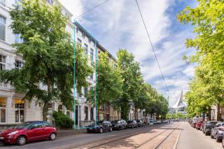 Droomt u ervan om te wonen in een unieke herenwoning op het bruisende Zuid, maar houdt u tegelijk van rust en privacy? Dan is deze prachtige woning in de gegeerde Emiel Banningstraat een unieke kans. Hier geniet u van de charme en het karakter van een authentieke herenwoning, gecombineerd met een aangename tuin en een rustige woonomgeving. Bovendien bevindt u zich op wandelafstand van talrijke hotspots, waaronder het KMSKA, het Zuidpark, gezellige cafés en restaurants en de vernieuwde Scheldekaaien. Dankzij de centrale ligging geniet u bovendien van een vlotte verbinding naar het stadscentrum en de belangrijkste invalswegen.<br /><br />Met haar royale woonoppervlakte van 442 m² biedt deze parel plaats aan zes slaapkamers, drie badkamers en twee keukens, waardoor de woning tal van mogelijkheden biedt voor gezinnen of voor wie wonen en werken graag wil combineren. Bovendien beschikt de woning over een ruime zolderverdieping die heel wat potentieel biedt. De originele glasdeuren, hoge plafonds, marmeren schouwmantels en karaktervolle architecturale details benadrukken het authentieke karakter van dit prachtige herenhuis.<br /><br />Meerdere troeven maken deze woning bijzonder aantrekkelijk. Zo kunt u in de zuidoostgerichte tuin de hele dag genieten van de zon en gezellige diners organiseren met familie en vrienden. Daarnaast beschikt de woning over een ruime kelder van maar liefst 62 m², voor extra bergruimte. Voor extra wooncomfort is in de woning bovendien airconditioning voorzien, in verschillende kamers. Als extra pluspunt wordt op wandelafstand van de woning een garage met laadstation te koop aangeboden voor €49.000.<br /><br />Kortom, een unieke combinatie van authentieke charme, royale ruimtes en een zonnige tuin, op een van de meest gegeerde locaties van ’t Zuid.<br /><br />Interesse?<br />Contacteer LISTED voor een bezoek: +32 3 283 51 51.