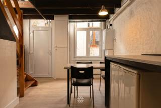 <p><span>GENT - Krijgsgasthuisstraat: Ben je op zoek naar een</span><span> gerenoveerde woning in een gezellige zijstraat te huur in Gent? </span><span>Lees dan snel even verder.</span></p><p><span> </span></p><p><span>De belangrijkste troeven:</span></p><ul><li><span>Gerenoveerde woning</span></li><li><span>Vlotte bereikbaarheid met auto en het openbaar vervoer</span></li><li><span>Aangename lichtrijke leefruimtes</span></li><li><span>Charmante elementen behouden binnen de woning</span></li></ul><p><span> </span></p><p><span>Indeling gelijkvloers:</span></p><p><span>Eetruimte met open en ingerichte keuken (gasvuur, dampkap, koelkast, diepvries, incl. aansluiting wasmachine), badkamer uitgerust met toilet, lavabomeubel en inloopdouche.</span></p><p><span> </span></p><p><span>Indeling eerste verdieping:</span></p><p><span>Mooie lichtrijke leefruimte met toegang tot het zuidwest gerichte terras.</span></p><p><span> </span></p><p><span>Indeling tweede verdieping:</span></p><p><span>Via de twee open trappen kan je de slaapkamer bereiken.</span></p><p><span> </span></p><p><span>Belangrijke informatie:</span></p><p><span>Beschikbaar vanaf 15/08/2026. Domicilie verplicht.</span></p><p><span>Huurprijs: € 795/maand. EGW (elektriciteit, gas en water) afzonderlijk af te rekenen.</span></p><p><span> </span></p><p><span>Interesse in deze leuke woning? Vraag dan snel jouw bezoek aan via www.axellenaerts.be!</span></p><p><span> </span></p>