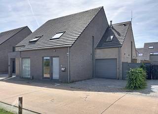 Deze ruime woning is gelegen in een rustige en kindvriendelijke woonwijk en combineert een praktische indeling met aangename leefruimtes. Via de inkomhal met gastentoilet komt u in de woning, waar een aparte bureauruimte ideaal is voor thuiswerk.<br /><br />De royale leefruimte met zit- en eethoek geniet van veel lichtinval en biedt een mooi zicht op de tuin. Aansluitend bevindt zich de open, volledig geïnstalleerde keuken. Verder beschikt de woning over een wasplaats, een garage met extra bergruimte en een oprit met parkeerplaats voor één wagen.<br /><br />De onderhoudsvriendelijke tuin vormt een aangename buitenruimte en is uitgerust met een tuinberging en een praktisch zijpoortje.<br /><br />Op de eerste verdieping bevinden zich drie comfortabele slaapkamers en een ruime badkamer met ligbad, douche, dubbele lavabo en toilet. De tweede verdieping biedt een volwaardige vierde slaapkamer, ideaal als master bedroom, tienerkamer of multifunctionele ruimte.<br /><br />Met haar 4 slaapkamers, garage, bureauruimte en rustige ligging is deze gezinswoning een uitstekende keuze voor wie op zoek is naar ruimte, comfort en een aangename woonomgeving.<br /><br />Extra troeven<br /><br />
<ul>
<li>zonnepanelen</li>
<li>vloerverwarming</li>
<li>regenwaterput 10000l</li>
<li>rustige ligging</li>
</ul>
<br />Deze woning is te koop ZONDER makelaar via het concept van Smart Houses. Wenst u verdere inlichtingen of een bezoek? Contacteer rechtstreeks de eigenaar via 0472/69.16.43