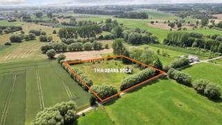 Voor meer info of een bezoek, bel 053 59 49 34 - Op een landelijke locatie in Aspelare bevindt zich dit mooie stuk weideland, gelegen op een...
