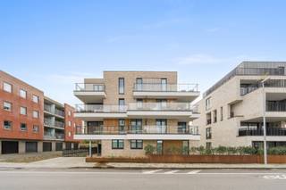 Ontdek dit instapklare en energiezuinige appartement gelegen te Diksmuide. Dit recent gebouwde appartement (2023) combineert hedendaags wooncomfort met een kwalitatieve afwerking en een gunstige ligging.<br /><br />Het appartement bevindt zich in een jonge residentie en geniet van een moderne indeling met veel natuurlijke lichtinval. U komt binnen via de inkomhal die toegang biedt tot de lichtrijke leefruimte met open, volledig ingerichte keuken. De leefruimte sluit mooi aan op het terras, waar het aangenaam vertoeven is.<br /><br />Verder beschikt het appartement over twee comfortabele slaapkamers, een hedendaagse badkamer en een praktische berging. Dankzij de recente bouw voldoet het pand aan de huidige energienormen, wat resulteert in een energiezuinig en toekomstgericht woonaanbod.<br /><br />Daarnaast hoort er een afgesloten garage bij het appartement (€25.000 – verplicht aan te kopen).<br /><br />De ligging langs de Esenweg vormt een extra troef: vlotte verbinding naar het centrum van Diksmuide, nabij winkels, scholen en belangrijke invalswegen.<br /><br />Troeven<br />✔ Bouwjaar 2023<br />✔ Energiezuinig appartement<br />✔ Moderne residentie<br />✔ Terras aanwezig<br />✔ Vlotte bereikbaarheid<br />✔ Garage <br />✔ Prachtig uitzicht uit de woonkamer op de ijzertoren.<br />✔ Verkoop onder registratierechten<br /><br />Ideaal als eigen woonst, tweede verblijf of investering.<br /><br />📩 Interesse? Contacteer ons voor meer informatie of een bezoek ter plaatse.