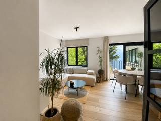 Dit prachtige duplex-appartement van ca 69 m² (cfr. EPC) bevindt zich op de 1ste en 2de verdieping in een kleinschalige totaalrenovatie in Den Leeuwenbergstraat te Edegem. Werkelijk een heerlijke locatie in de wijk Elsdonk, rustig gelegen en op een steenworp van het bruisende Edegem-centrum. <br />Deze locatie biedt u niet alleen nabijheid tot een supermarkt, maar ook tot sportaccommodaties en het park Fort V.<br /><br />Vanuit de leefruimte die zich uitstrekt over de breedte van het appartement, heeft u zicht op het zonovergoten terras van ca 5 m².<br /><br />Aansluitend is er de open keuken, ontworpen in een modern donkerbruin greeploos design en zwart kraanwerk, voorzien van alle comfort en volledig geëquipeerd met: koelkast, diepvriezer, combi-oven, vaatwasser en inductievuur.<br /><br />De eikenparketvloer die in het volledige appartement werd doorgetrokken creëert hier een warme knusse sfeer.<br /><br />Via de trap bereikt u de tweede verdieping waar zich de ruime slaapkamer bevindt. Aangrenzend vindt u de badkamer, uitgerust met inloopdouche, lavabo en toilet. De douche en vloer in de badkamer zijn afgewerkt met onderhoudsvriendelijke keramische tegel met marmerlook, wat een luxe uitstraling geeft.<br /><br />Apart gastentoilet en berging met aansluiting voor wasmachine, vervolledigen het plaatje.<br /><br />Op het gelijkvloers is er een gemeenschappelijke fietsenstalling voorzien.<br /><br />Gemeenschappelijke lasten: 90 Euro per maand.<br />Alle nutsvoorzieningen (gas, water en elektriciteit) zijn privé op te nemen door de huurder.<br /><br />Onmiddellijk beschikbaar.