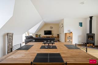 Ontdek dit uitzonderlijke dakappartement in een charmante, kleinschalige residentie. Hier geniet u van ruimtelijk wonen, veel lichtinval en...