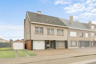 <p>Te koop: ruime woning in het centrum van Ooigem, gelegen aan de Oostrozebeeksestraat, met een tuin van 425 m².</p>

<p><strong>Naast de woning ligt een stuk bouwgrond van 512 m². Voor voorwaarden, bel het kantoor.</strong></p>

<p>Deze kloek gebouwde woning uit 1971 biedt een zee aan ruimte en is ideaal voor wie wonen en werken wil combineren. Dankzij de twee kantoorruimtes op het gelijkvloers is thuiswerken of een zelfstandige activiteit perfect mogelijk. Het EPC-label C zorgt voor een degelijk energiecomfort, wat een mooie troef is voor een woning van deze leeftijd. De centrale ligging in Ooigem maakt dat winkels, scholen en openbaar vervoer vlot bereikbaar zijn.</p>

<p> </p>

<p>Belangrijkste ruimtes:<br />• Ruime woonkamer met veel lichtinval<br />• Keuken met directe toegang tot de tuin<br />• Twee aparte kantoorruimtes op het gelijkvloers<br />• Vijf slaapkamers, ideaal voor een groot gezin<br />• Badkamer met ligbad en wastafel<br />• Garage en meerdere staanplaatsen<br />• Kelder voor extra opslag<br />• Zeer ruime zolderruimte<br />• Grote tuin (425 m²) met mogelijkheden voor ontspanning</p>

<p> </p>

<p>Troeven:<br />• Enorm ruime woning, kloek gebouwd<br />• Twee kantoorruimtes op het gelijkvloers<br />• EPC-label C</p>

<p>Links van de woning ligt er een stuk bouwgrond, dit kan mee aangekocht worden bij de woning. Voor voorwaarden, bel het kantoor.</p>

<p>Neem vandaag nog contact op met je ERA-makelaar voor een bezoek.</p>

<p> </p>

<p>JOUW DROOMHUIS. ZO GEVONDEN!</p>