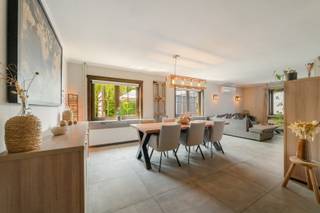 Oostende-Stene, mooi en rustig gelegen perfect onderhouden bungalow op een perceeloppervlakte van 863m². <br /><br />Indeling:<br /><br />Inkomhall, afzonderlijk toilet, grote garage/wasplaats, ruime woonkamer, volledig ingerichte keuken, bijkeuken, grote veranda, 2 slaapkamers (gelijkvloers), badkamer met inloopdouche en wastafel (gelijkvloers), 2 slaapkamers boven, zolder, zonnige zuidgerichte tuin met tuinhuis, berging en jacuzzi. <br /><br />- Elektrische laadpaal op 15m<br />- Elektriciteit conform<br />- Geïsoleerde dak<br />- Verwarming op aardgas<br />- Airco