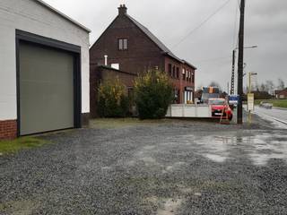 Deze praktische loods is goed gelegen op de grens van Merelbeke/Oosterzele/Zwalm en Gavere.De automatische poort geeft u toegang tot een handige...