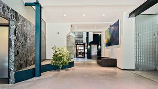 Eén van de eerste pakhuizen die in de omgeving van het Eilandje gerenoveerd werden. Mooie renovatie, met behoud van authentieke elementen, die...