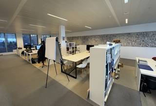 Te huur: Prachtig kantoor van ca. 190m² op de gelijkvloerse verdieping in de Madrasstraat, gelegen aan het Houtdok in Antwerpen. Het kantoor is volledig instapklaar en bemeubeld, waardoor het meteen geschikt is voor gebruik. De ruimte biedt een moderne en professionele werkomgeving, perfect voor bedrijven die op zoek zijn naar een centrale locatie in Antwerpen. Dankzij de ruime parkeermogelijkheden rondom het gebouw is er voldoende plaats voor zowel personeel als bezoekers. De locatie is goed bereikbaar en biedt een vlotte verbinding naar de belangrijkste invalswegen. Ideaal voor bedrijven die efficiëntie en comfort hoog in het vaandel dragen. Aarzel niet om contact op te nemen voor een bezichtiging!