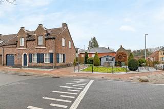 Charmante gezinswoning met 3 slaapkamers en inpandige garage Dit betreft een uitstekend gelegen halfopen bebouwing in klassiek landelijke stijl in...