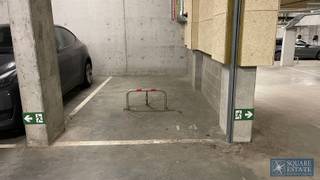 Parkeerplaats te huur in een beveiligd nieuwbouw in Strombeek-Bever. Voor meer informatie of een bezoek, neem contact op met het nummer 02/460.42.01...