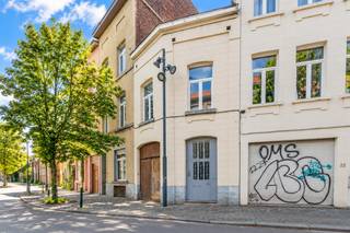 Een goed gelegen woning met 2 slaapkamers en ruime garage/atelier (40.00m² + mezzanine).<br />Ideaal gelegen nabij winkels, openbaar vervoer en invalswegen. <br /><br />Op het gelijkvloers: inkomhal, garage/atelier (40.00m² + mezzanine);<br />Op de eerste verdieping: overloop, keuken (12.00m²), living/leefruimte (18.00m²);<br />Op de tweede verdieping: nachthal, 2 slaapkamers (9.50 / 9.00m²), badkamer (bad, lavabo, toilet);<br />Verder: kruipzolder<br /><br />Buitenschrijnwerk PVC dubbel glas - Centrale verwarming op aardgas<br />EPC: 459 Kwh/m² <br />Perceeloppervlakte: 0a 55ca - kadastraal inkomen: 736 EUR<br />Vrij bij akte.<br /><br />Stedenbouwkundige inlichtingen aangevraagd.