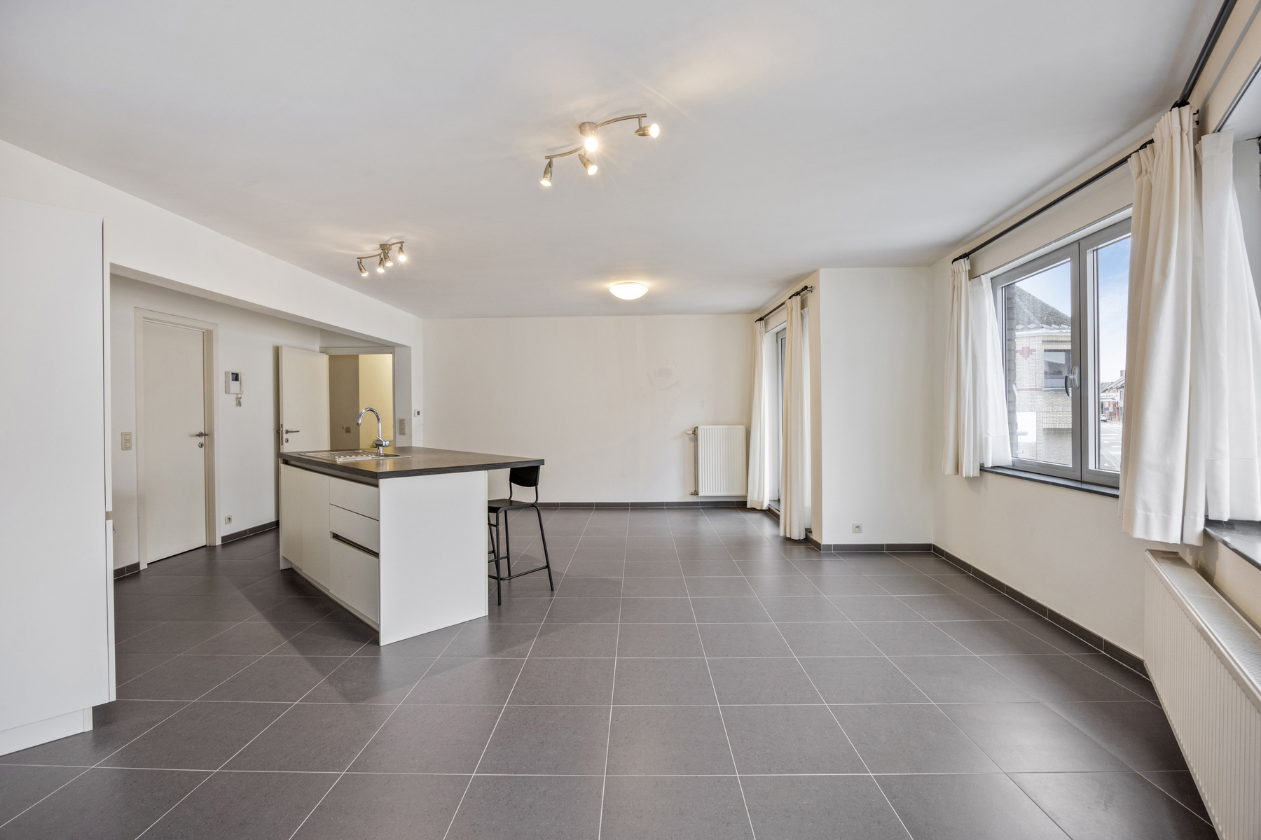 Instapklaar appartement met 2 kamers, staanplaats en terras - foto 1
