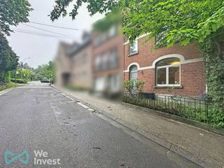 Située dans une rue perpendiculaire à la rue commerçante de La Hulpe, à seulement 2 minutes à pied de la gare, cette agréable maison 2...