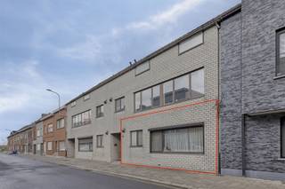 <p>Dit instapklaar gelijkvloers appartement beschikt over een inkom met een gastentoilet, een ruime woonkamer en een uitgeruste keuken. Verder heeft dit appartement 2 slaapkamers, een badkamer en een handige berging. <br />Aan de achterzijde van het appartement bevindt zich een terras en een garage. De garage is voorzien van elektriciteit. </p><p><br />huidige huuropbrengst: 800 euro/maand. </p>