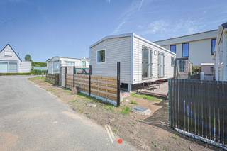 <strong>Zeer recente en verzorgde chalet op eigen grond</strong> in vakantiepark Dunepark te Oostduinkerke/Nieuwpoort. Het leuk en verzorgd park bevindt zich op 800 m van zee en biedt o.a. een openluchtzwembad, sportplein, (vis-)vijver, brasserie (zomermaanden), speelplein, ...<br /><br />De chalet/stacaravan <strong>werd in 2022 geplaatst</strong> en wordt samen met de grond verkocht. Er is ook een <strong>bijhorende staanplaats</strong> die mee verkocht wordt.<br /><br /><strong>Belangrijk: de chalet kan voor de akte (lees: deze zomer) al in gebruik genomen worden.</strong><br /><br /><strong>Indeling</strong>: ruim terras, keuken, leefruimte, 3 slaapkamers, apart toilet, badkamer en buitenberging.<br /><br />
