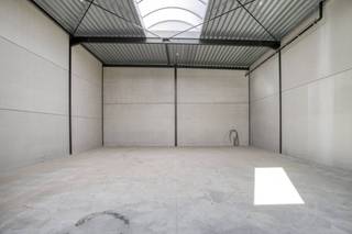 Nouvelle unité PME d'environ 180 m² dans le projet Saturnus à Sint-Baafs-Vijve. Commodités : - Espace de stationnement- Lucarne- Plancher en...