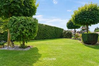 <p>Située au cœur de Saint-Nicolas, cette maison économe en énergie offre une opportunité d'investissement optimale. Le propriétaire actuel continuera à louer le bien à vie, ce qui garantit un revenu locatif stable et durable.</p><p>La maison vous accueille avec un hall d'entrée et un espace de vie lumineux. Celui-ci s'ouvre harmonieusement sur la cuisine et une véranda, qui relie naturellement l'intérieur et l'extérieur. Le jardin verdoyant et spacieux constitue un havre de paix propice à la détente. Le rez-de-chaussée abrite également un garage pratique.</p><p>Au premier étage, on trouve 3 chambres à coucher à part entière, avec la possibilité d’aménager 2 chambres supplémentaires. La maison bénéficie ainsi d’un agencement flexible et adapté à l’investissement. Une salle de bains avec douche, baignoire, lavabo encastré et WC est également prévue.</p><p>Sur le plan pratique, ce bien marque également des points. La maison est économe en énergie, dispose d’une installation électrique conforme et offre suffisamment d’espace. Son agencement bien pensé en fait un investissement intéressant à long terme.</p><p>Grâce à sa situation centrale, les commerces, les écoles et les axes routiers principaux sont facilement accessibles.</p><p>Chez Woonhoek Vastgoed, nous croyons en un accompagnement attentif et avisé. Ce logement est un exemple d’investissement judicieux grâce à son efficacité énergétique, son emplacement idéal et son jardin apaisant. Nous serons ravis de vous aider à découvrir ce que cet investissement peut signifier pour votre avenir.</p><p>Prenez rendez-vous en ligne, par téléphone au 09 310 77 07 ou par e-mail à l'adresse info@woonhoekvastgoed.be</p>