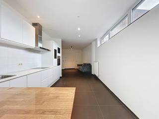 GELIJKVLOERS:- inkomhal met gastentoilet- berging- keuken voorzien van alle hedendaagse toestellen- lichtrijke leefruimte1e VERDIEPING:- slaapkamer- badkamer voorzien van inloopdouche, bad, toilet en dubbele lavabo2e VERDIEPING:- slaapkamer - dressing/ bureau met toegang tot de 3e kamerExtra:- kelder- gezellige binnenkoer met uitweg- veel gratis parkeermogelijkhedenDeze woning is onmiddellijk beschikbaar!Interesse in deze woning? Vraag snel een bezoek aan via www.dewaele.com!