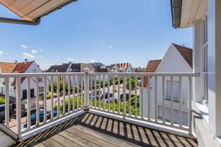 Volledig gerenoveerde penthouse met aangename terrassen in een villa residentie op enkele stappen van de zee. Indeling: inkom met wc en...