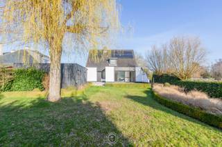 In het charmante Waasmunster bevindt zich deze prachtige open bebouwing op een royaal en perfect georiënteerd perceel van maar liefst 1.391 m²...