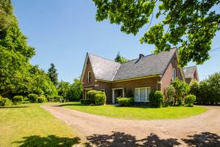 Op zoek naar een woning met karakter, ruimte en potentieel? Deze charmante villa in de rustige Steenberghestraat in Bottelare biedt een unieke kans voor wie landelijk en groen wil wonen, vlakbij Gent. Gelegen in een doodlopende straat geniet u hier van maximale rust, privacy en een aangename woonomgeving. Bovendien bevindt de woning zich nabij wandel- en fietsroutes, het Gentbos en de Makegemse bossen, ideaal voor natuurliefhebbers.<br /><br />Indeling gelijkvloers:<br /><br />- Ruime inkomhal<br />- Extra kamer ideaal als bureau, praktijkruimte of slaapkamer<br />- Keuken met aansluitende bijkeuken<br />- Kleine koele kelder<br />- Garage<br /><br />Op de eerste verdieping:<br /><br />- 2 ruime slaapkamers<br />- Badkamer met bad, inloopdouche, lavabo en toilet<br /><br />Daarnaast beschikt de woning over een praktische zolder, perfect als extra bergruimte.<br /><br />Buiten geniet u van een mooie tuin waar het heerlijk vertoeven is in alle rust.<br /><br />Troeven:<br />- Rustige ligging in doodlopende straat<br />- Mooie tuin<br />- Veel renovatiepotentieel<br />- Ideaal voor gezinnen of thuiswerk<br />- Vlotte verbinding naar Gent en invalswegen<br />- Groene en landelijke omgeving<br /><br />Een ideale opportuniteit voor wie op zoek is naar een karaktervolle woning die volledig naar eigen smaak kan worden gerenoveerd.