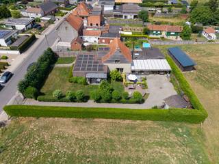 Ontdek deze uiterst charmante en kwalitatief afgewerkte villa, gelegen op een volledig omheind perceel van maar liefst 1.195 m². <br /><br />De woning paalt aan agrarisch gebied en geniet van een prachtig, groen verzicht, wat zorgt voor een unieke combinatie van rust, privacy en ruimte.<br /><br />Dankzij de rustige, doch centrale ligging bevindt u zich op wandelafstand van de sportvelden van 't Kraaienhof en geniet u van een vlotte verbinding naar Waregem, Zulte en Tielt.<br /><br />De villa is praktisch ingedeeld en biedt een uitzonderlijk ruime bewoonbare oppervlakte. <br /><br />Op het gelijkvloers vindt u een gezellige zithoek, een lichtrijke leefruimte, een bureauruimte die eveneens als extra slaapkamer kan dienen, twee slaapkamers, een ruime leefveranda en twee volledig uitgeruste badkamers.<br /><br />De open keuken vormt het hart van de woning en is voorzien van kwalitatieve toestellen, een overvloed aan kastruimte en een ruim werkblad; een droom voor elke kookliefhebber.<br /><br />Op de verdieping bevinden zich nog twee volwaardige slaapkamers, waardoor de woning in totaal over vier slaapkamers beschikt.<br /><br />Ook buiten is het volop genieten. De fraai aangelegde en verzorgde tuin met meerdere terrassen biedt op elk moment van de dag een aangename plek om tot rust te komen. <br /><br />Achteraan het perceel bevinden zich een ruime garage en een carport, bereikbaar via de verzorgde oprit.<br /><br />Troeven:<br /><br />•Volledig omheind perceel van 1.195 m²<br />•Prachtig verzicht op agrarisch gebied<br />•4 slaapkamers<br />•2 badkamers<br />•Ruime leefveranda<br />•Volledig ingerichte keuken met kwalitatieve toestellen<br />•Centrale verwarming op aardgas<br />•Airconditioning<br />•EPC-label C<br />•Veel bergruimte<br />•Ruime oprit<br />•Garage en carport<br />•Rustige, maar centrale ligging<br /><br /><br />Bezoekdag op zaterdag 22 augustus van 9.30 u tot 12.00 u.<br /><br />Reserveer uw bezoek eenvoudig via onze website.