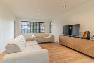 Deze prachtig gerenoveerde (2022) vrijstaande woning combineert hedendaags comfort met een groene, bosrijke omgeving en een vlotte...