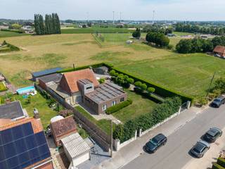 Ontdek deze uiterst charmante en kwalitatief afgewerkte villa, gelegen op een volledig omheind perceel van maar liefst 1.195 m². <br /><br />De woning paalt aan agrarisch gebied en geniet van een prachtig, groen verzicht, wat zorgt voor een unieke combinatie van rust, privacy en ruimte.<br /><br />Dankzij de rustige, doch centrale ligging bevindt u zich op wandelafstand van de sportvelden van 't Kraaienhof en geniet u van een vlotte verbinding naar Waregem, Zulte en Tielt.<br /><br />De villa is praktisch ingedeeld en biedt een uitzonderlijk ruime bewoonbare oppervlakte. <br /><br />Op het gelijkvloers vindt u een gezellige zithoek, een lichtrijke leefruimte, een bureauruimte die eveneens als extra slaapkamer kan dienen, twee slaapkamers, een ruime leefveranda en twee volledig uitgeruste badkamers.<br /><br />De open keuken vormt het hart van de woning en is voorzien van kwalitatieve toestellen, een overvloed aan kastruimte en een ruim werkblad; een droom voor elke kookliefhebber.<br /><br />Op de verdieping bevinden zich nog twee volwaardige slaapkamers, waardoor de woning in totaal over vier slaapkamers beschikt.<br /><br />Ook buiten is het volop genieten. De fraai aangelegde en verzorgde tuin met meerdere terrassen biedt op elk moment van de dag een aangename plek om tot rust te komen. <br /><br />Achteraan het perceel bevinden zich een ruime garage en een carport, bereikbaar via de verzorgde oprit.<br /><br />Troeven:<br /><br />•Volledig omheind perceel van 1.195 m²<br />•Prachtig verzicht op agrarisch gebied<br />•4 slaapkamers<br />•2 badkamers<br />•Ruime leefveranda<br />•Volledig ingerichte keuken met kwalitatieve toestellen<br />•Centrale verwarming op aardgas<br />•Airconditioning<br />•EPC-label C<br />•Veel bergruimte<br />•Ruime oprit<br />•Garage en carport<br />•Rustige, maar centrale ligging<br /><br /><br />Bezoekdag op zaterdag 22 augustus van 9.30 u tot 12.00 u.<br /><br />Reserveer uw bezoek eenvoudig via onze website.
