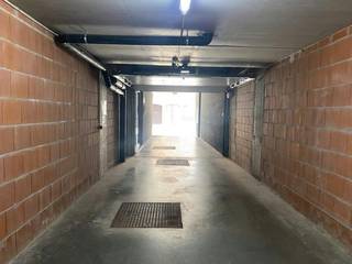 Deze gesloten garagebox te huur is gelegen langs de Torhoutsesteeenweg te Oostende, nabij Petit Paris, op wandelafstand van het strand, bruisende stadscentrum en het Prinses Stefanieplein. geautomatiseerde poort!<br /><br />Breedte: 2,75 m<br />Diepte: 5,30 m<br />Hoogte: 2 m<br />(Breedte van de automatische poort: 2,55m)<br />De inrit in voorzien via de Toekomststraat. <br /><br />Deze garagebox is voorzien van elektriciteit en verlichting. De garagebox is beschikbaar: onmiddelijk <br />syndicuskosten inbegrepen<br /><br />Op zoek naar een garagebox te huur? Contacteer ons voor een afspraak ter plaatse.