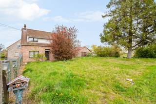 Ontdek deze vrijstaande woning die volledig te renoveren is, gelegen in het charmante dorp Wodecq, rustig gelegen en weg van de weg, met een...