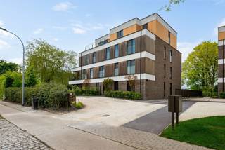 <p><span>Te koop: ruime ondergrondse autostaanplaats, gelegen in de parkeergarage van een recent appartementsgebouw nabij het centrum van Putte.</span></p><p><span> </span></p><p><span>De ondergrondse parkeergarage is vlot bereikbaar via een inrit vooraan het gebouw, toegankelijke via afstandbediening of code.</span></p><p><span> </span></p><p><span>Beschikbaar vanaf 1 december 2026. Vraagprijs: € 25.000</span></p><p><span> </span></p>