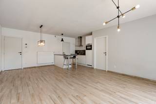 Ben je op zoek naar een instapklaar appartement met ruim terras en een rustig, groen uitzicht? Of ben je investeerder en zoek je een slimme vastgoedbelegging nabij Brussel die meteen rendement kan opleveren? Dan is dit recente appartement in residentie Albert absoluut het ontdekken waard.<br />Het appartement is volledig vrij van gebruik en momenteel niet verhuurd. Dat biedt maximale flexibiliteit: ideaal voor wie er zelf wil wonen, maar evengoed voor wie het appartement wenst te verhuren.<br />Gelegen op de tweede verdieping en bereikbaar met de lift, verwelkomt het appartement je via een inkomhal met apart toilet. Van daaruit kom je in de lichtrijke leefruimte met open, uitgeruste keuken en praktische berging. Aansluitend bevindt zich het ruime terras aan de rustige achterzijde van het gebouw, waar je geniet van een aangenaam zicht op het achterliggende groen.<br />Verder beschikt het appartement over een ruime slaapkamer met geïntegreerde dressing. Vanuit de slaapkamer heb je rechtstreeks toegang tot de badkamer met inloopdouche.<br />Het gebouw dateert van 2016 en verkeert in uitstekende staat van onderhoud. De degelijke afwerking en de verzorgde residentie maken dit appartement bijzonder aantrekkelijk. Dankzij de ligging aan de Romeinse Oprit geniet je bovendien van een vlotte bereikbaarheid, met openbaar vervoer, belangrijke invalswegen en de Brusselse rand in de onmiddellijke nabijheid. EPC: B (69 kWh/m² jaar). Stedenbouwkundige inlichtingen in aanvraag. De vermelde prijs is een startprijs. Elk bod hoger dan de vermelde prijs wordt overgemaakt aan de eigenaar die zich het recht voorbehoudt om dit al dan niet te aanvaarden. Ref. BR00432