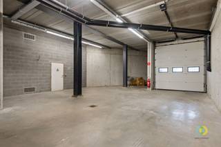 Deze opslagplaats is gelegen op een uitstekende strategische locatie te Vilvoorde, met vlotte verbindingen richting Brussel, Mechelen en...