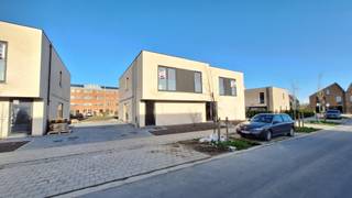 <strong>Halfopen nieuwbouwwoning te koop – Monica Vancloosterstraat, Roeselare (Beveren)</strong><br /><br />Deze moderne<strong> halfopen nieuwbouwwoning </strong>maakt deel uit van een stijlvol nieuwbouwproject in de rustige Monica Vancloosterstraat te Roeselare (Beveren).<br />Met een perceel van <strong>286 m²</strong> en een doordachte indeling biedt deze woning comfort, ruimte en energiezuinig woonplezier.<br /><br /><strong>Indeling gelijkvloers</strong><br />Via de inkomhal kom je binnen in de <strong>lichtrijke leefruimte met open keuken</strong>, ontworpen voor maximaal licht en een ruimtelijk gevoel. Aansluitend bevindt zich een <strong>grote berging van 9 m²</strong>, ideaal als voorraad- of wasruimte.<br />De woning beschikt verder over een <strong>tuinberging, carport, ruime oprit, terras</strong> en een aangelegde tuin — perfect om meteen zorgeloos te genieten van je nieuwe thuis.<br /><br /><strong>Indeling verdieping</strong><br />Op de bovenverdieping vind je een functionele <strong>nachthal</strong>, die ook de mogelijkheid biedt om een <strong>bureau of werkhoek</strong> te creëren.<br />Daarnaast zijn er <strong>drie slaapkamers</strong> (21 m², 12 m² en 12 m²) en een volledig uitgeruste badkamer met<strong> inloopdouche, ligbad en dubbel lavabomeubel</strong>. Een <strong>afzonderlijk toilet </strong>en bovenberging maken deze verdieping volledig.<br /><br /><strong>Energiezuinig &amp; modern</strong><br />Zoals de andere woningen in het project is ook deze woning <strong>energiezuinig </strong>(E-peil ≤ 30) en uitgerust met <strong>zonnepanelen</strong>, een <strong>warmtepomp </strong>en <strong>vloerverwarming</strong>.<br />Dankzij deze technieken geniet je van een laag energieverbruik en een toekomstgerichte woning.<br /><br /><strong>Topligging</strong><br />De woning ligt in een rustige, nieuwe woonomgeving in Beveren (Roeselare), met:
<ul>
	<li><strong>Snelle verbinding naar de E403</strong> (Brugge – Kortrijk)</li>
	<li><strong>Vlotte bereikbaarheid van het centrum van Roeselare</strong></li>
	<li>Winkels, scholen en sportfaciliteiten in de buurt</li>
	<li>Een kindvriendelijke woonomgeving met groene accenten</li>
</ul>
<br /><strong>Perceel: 285 m²</strong><br /><br />* Foto's binnenzijde van een gelijkaardige woning *<br /><br />Neem contact voor een vrijblijvend bezoek via <strong>051 21 11 11</strong> of <strong>matias@imfiro.be</strong>