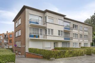In een rustige en aangename woonwijk van Dilbeek bevindt zich dit ruime appartement van ca. 83 m² met twee slaapkamers, zonnig balkon en dubbele (diepe) privégarage.De lichtrijke leefruimte, met directe toegang tot het balkon, vormt het hart van de woning en sluit naadloos aan op de keuken. Da nachthal, voorzien van aparte WC, brengt ons naar de twee slaapkamers, waarvan er één voorzien is van een gesloten terras/'veranda'. De douchekamer beschikt over douche en wastafel. Buiten biedt het balkon een aangename plek om te genieten van de zon.Verder is er een kelderberging inbegrepen in de vraagprijs. U heeft de mogelijkheid (niet verplicht) om een dubbel (diepe) garagebox bij aan te kopen aan €35.000. Gunstig EPC-label B ! Elektriciteit conform te stellen.Een aangenaam en verzorgd appartement voor wie op zoek is naar ruimte, licht en bereikbaarheid in Dilbeek.📞 Interesse? Contacteer Structura voor meer informatie of een bezoek via 02/460.80.46 of info@structura.be.