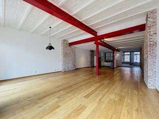 <p>Au cœur de Bruxelles, à deux pas de Sainte-Catherine, se cache un lieu hors du commun. Derrière une discrète ruelle se dévoile un remarquable îlot urbain issu de la reconversion d'anciennes manufactures en lofts authentiques, mêlant caractère industriel et confort contemporain.</p>
<p>Dès l'entrée, les volumes impressionnent : vastes espaces de vie, hauteurs sous plafond généreuses, larges baies vitrées aux finitions industrielles, poutres métalliques apparentes... Un véritable loft, dans toute sa définition. Les photos parlent d'elles-mêmes.</p>
<p>Situé au deuxième étage de la résidence, l'appartement développe une configuration aussi originale que confortable. Il se compose d'un spacieux hall d'entrée, d'une cuisine entièrement équipée, d'un vaste espace de réception baigné de lumière, d'une chambre fermée, d'un second espace nuit ouvert, d'une salle de bain avec douche aux dimensions exceptionnelles, d'une buanderie ainsi que d'une cave privative.</p>
<p>Le quartier Sainte-Catherine et les Quais figurent parmi les secteurs les plus vivants et recherchés de la capitale. Restaurants tendance, cafés, commerces de proximité, espaces culturels et promenades urbaines rythment le quotidien. Côté mobilité, les stations de métro Sainte-Catherine (lignes 1 et 5) et Yser (lignes 2 et 6), le tram 51 ainsi que de nombreuses lignes de bus permettent de rejoindre facilement tous les quartiers de Bruxelles.</p>
<p></p>
<p>Emplacement de parking: 150€</p>
<p>Charges : 125 €/mois (provision pour l'entretien et le nettoyage des communs).<br />Compteurs individuels pour l'eau, le gaz et l'électricité.</p>
<p>PEB : D-<br />Consommation énergétique : 206 kWh/m²/an<br />Référence : 20220822-0000619125-01-5</p>