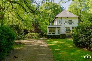 Unieke ruime cottage villa met veel authentieke charme met o.a. 5 - 7 slaapkamers, 2 badkamers, diverse zit / eetkamers en vrijwel geheel...