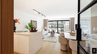 <span>Exclusief en totaal gerenoveerd luxeappartement met uitzonderlijke afwerking op een absolute toplocatie in de prestigieuze Van Bunnenlaan, op enkele stappen van Dumortierlaan, de boetieks en het strand. <br />Het appartement werd met oog voor detail afgewerkt met hoogwaardige materialen, waaronder marmer, designkranen van Gessi, een volledig uitgeruste Miele-keuken met kookeiland en maatwerkkasten. De ruime, lichtrijke leefruimte geeft uit op een zonnig terras aan de voorzijde met een aangenaam open zicht. De stijlvolle open keuken sluit naadloos aan op de leefruimte. De inkomhal is voorzien van een vestiairekast en een gastentoilet. Aansluitend bevindt zich een praktische berging met aansluiting voor een wasmachine. De master bedroom beschikt over ingemaakte maatwerkkasten en een en-suite douchekamer. De tweede ruime slaapkamer is eveneens voorzien van maatwerkkasten. Beide slaapkamers geven toegang tot het rustige terras aan de achterzijde. Verder is er een derde slaapkamer, een tweede stijlvolle douchekamer en een apart toilet in de nachthal.</span><br /><span>Het appartement beschikt bovendien over een privatieve kelder en een gemeenschappelijke fietsenberging. Een inpandige autostaanplaats kan erbij worden aangekocht. </span>