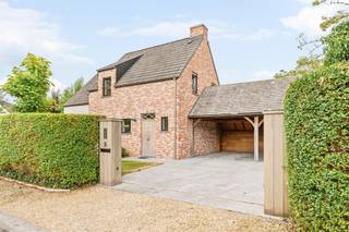 Tucked away on a quiet cul-de-sac, on the language border in Escanaffles and right next to Avelgem, you’ll find this detached home that effortlessly combines rustic charm with modern living comfort. Thanks to the excellent transportation links, you can also reach Tournai, Ronse, and Oudenaarde in no time.The home is finished in an authentic parsonage style with high-quality, contemporary furnishings. The entryway leads into the light-filled living area, where large windows offer a beautiful view of the landscaped garden. The open, fully equipped kitchen flows seamlessly into the living room and forms the heart of the home.Upstairs, there are three full-sized bedrooms, an additional hobby room or home office, and a spacious bathroom equipped with a bathtub, shower, and sink. There is also a practical attic that provides extra storage space.Outside, you can enjoy the well-maintained garden in peace and quiet, featuring a sunny, south-facing terrace and a second, partially covered terrace where you can relax comfortably year-round. The garden shed provides additional storage space. The fully enclosed lot is accessible via an automatic gate and features ample parking, including two carports.This move-in-ready home is the ideal place for those seeking peace, space, and excellent accessibility, without compromising on comfort or style.For more information or to schedule a visit: wim@immobeguin.beFor sale through Immo Beguin, your real estate expert since 2009, with offices in Ronse, Deinze, Waregem, Kortrijk, Nieuwpoort, Tournai, Lessines, and Mouscron.