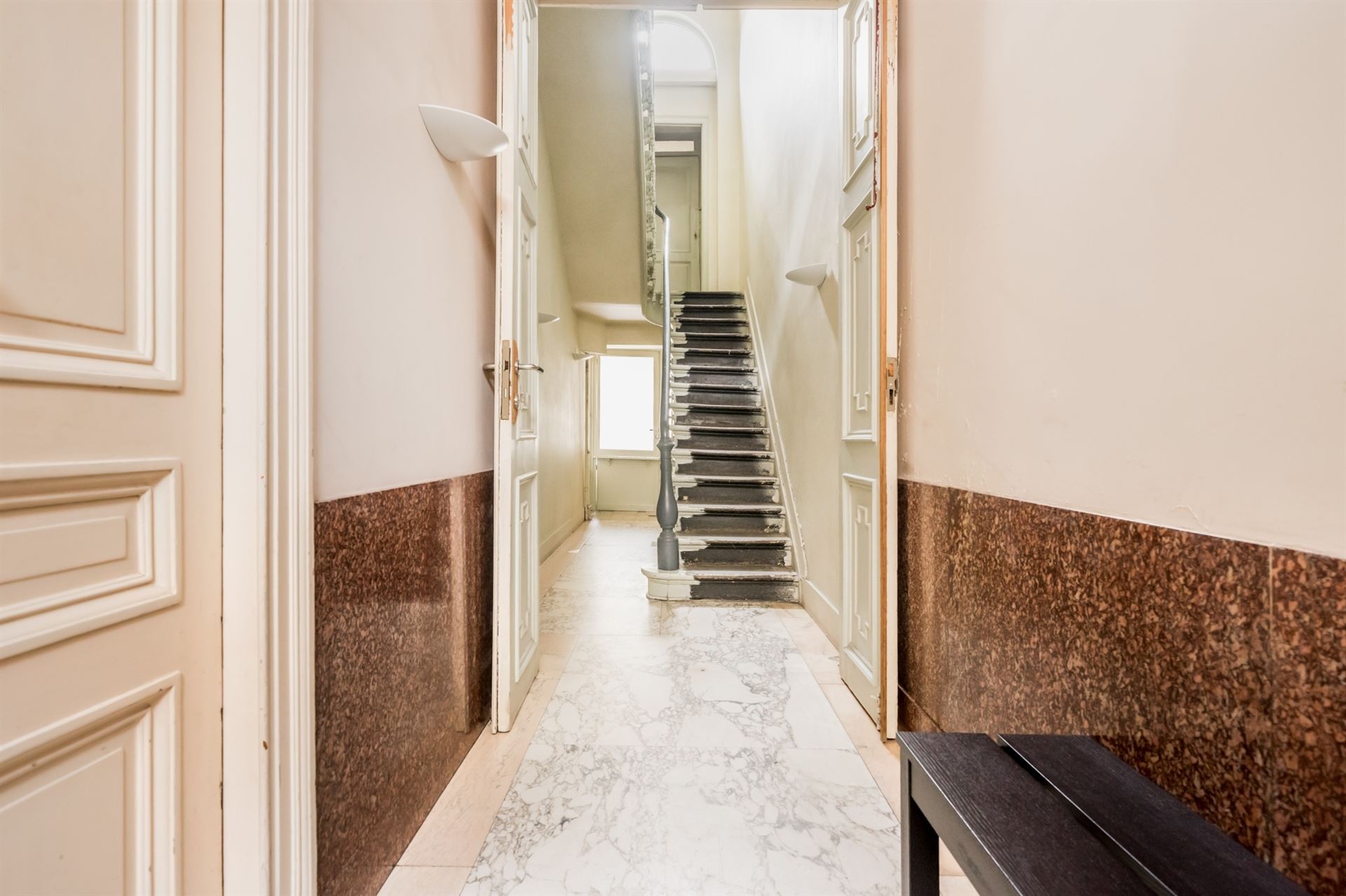 Spacious house to renovate with city garden - photo 5