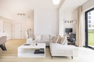 <p><strong><span>INFORMATIE & BEZOEKEN: Florian Vandecaveye: fvandecaveye@trevi.be - 0493.55.38.25</span></strong><br />ANDERLECHT, vlak bij de kanaaldijk in een nieuwe, snelgroeiende wijk, appartement van ±68 m² op de 1<sup>e</sup> verdieping.</p>
<ul>
<li><span>Een inkomhal</span></li>
<li><span>Een berging met wasruimte</span></li>
<li>Een woonkamer van ±30 m² (7,5 m x 4 m) die uitkomt op een terras van ±10 m² (4 m x 2,5 m) en een tuin op het zuidoosten</li>
<li>Een volledig uitgeruste keuken (oven, kookplaat, afzuigkap, vaatwasser)</li>
<li>Een slaapkamer van ±14 m² (3,8 m x 3,7 m) met toegang tot de doucheruimte (douche, wc, wastafel)</li>
</ul>
<p>Beschikbaar vanaf 01/11/2026.</p>
<p>Mogelijkheid om een parkeerplaats te huren voor 100 €/maand bij het appartement.</p>
<p>EPB C+.</p>
<p>Afmetingen ter indicatie.</p>