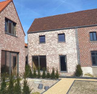 <p><strong>Te koop: Casco woning 3 met veel potentieel – aan 6% btw</strong><br />Woning 3 maakt deel uit van een <strong>kleinschalig woonproject met meerdere woningen</strong>, opgevat als een aangename <strong>woongemeenschap</strong>. Dit biedt extra voordelen zoals <strong>meer veiligheid</strong>, een rustige woonomgeving en een sterk buurtgevoel.</p>
<p>De casco woning vormt een uitstekende basis om volledig naar eigen smaak af te werken en beschikt over <strong>2 slaapkamers</strong>, een <strong>badkamer</strong>, een <strong>keuken</strong> en een <strong>open leefruimte</strong> die zorgt voor een ruimtelijk en licht gevoel. Daarnaast zijn er <strong>parkeergelegenheden</strong> voorzien, wat extra comfort en gemak biedt.</p>
<p><strong>Verkoop aan 6% btw (onder voorwaarden).</strong><br />Interesse? Neem gerust contact op voor meer informatie of een bezoek.</p>