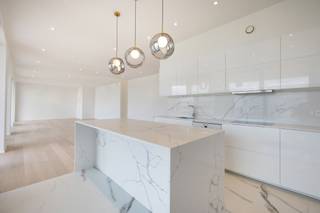 BRUSSEL - op de beroemde Toison d'Or laan, gelegen op de 7de verdieping van een prestigieuze residentie, uitzonderlijk NIEUW penthouse met 3 slaapkamers van ±211m² biedt opmerkelijke volumes en twee grote terrassen van ±85m² en ±46m². Het appartement bestaat uit een inkomhal met gepantserde deur, vestiaire, apart toilet, wasruimte en bijkeuken. De ruime woonkamer van 62 m² geeft uit op een volledig uitgeruste open keuken met directe toegang tot het grote terras van 85 m² op het westen. Het slaapgedeelte is verdeeld in drie verschillende secties: Een eerste slaapkamer van 20 m² met eigen badkamer en toegang tot het terras van 46 m² op het oosten. Een master suite van 37 m² met kleedkamer, slaapkamer van 14 m², open doucheruimte en toegang tot hetzelfde terras op het oosten. Een derde slaapkamer van 14 m² met doucheruimte en toegang tot het terras op het oosten. De woning beschikt ook over 4 optionele parkeerplaatsen (€175/maand/plaats) en 2 kelders. Voorziening voor gemeenschappelijke en huismeesterkosten: €500/maand. ILL: B. Per direct beschikbaar voor eerste bewoning. Afmetingen ter informatie.