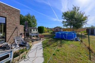 Gelegen op enkele minuten van het centrum van Evergem, bieden wij u in de "Patrijzenstraat 186" deze praktische gezinswoning aan. De woning is rustig doch centraal gelegen. Scholen, winkels, openbaar vervoer en verbindingswegen (N456 en R4) bevinden zich op enkele minuten. <br /><br />Op het gelijkvloers van de woning hebben we een inkomhal met toegang tot gastentoilet, een lichtrijke leefruimte met grote raampartijen naar de tuin, keuken, berging en bureauruimte/slaapkamer. Op het eerste verdiep bevinden zich 3 ruime slaapkamers, badkamer (met lavabomeubel, ligbad en douche) en toilet. <br /><br />Gunstig EPC label B, waardoor geen renovatieverplichting van toepassing is. <br /><br />Interesse om een bezoek te brengen aan deze gezinswoning? Bel ons via 0477/34.54.38 / 0472/98.16.29 of stuur gerust een mailtje naar immovercruysse.verkoop@gmail.com