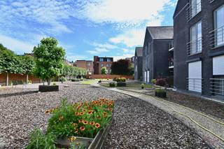 Bent u op zoek naar een ruim en instapklaar appartement op een uitstekende locatie? Dan is dit prachtige duplex appartement in de Plantenstraat te Sint-Truiden zeker een bezoek waard!<br /><br />Dit appartement geniet van een ideale ligging op wandelafstand van het bruisende stadscentrum en het station. Bovendien bevinden scholen, winkels, restaurants en alle belangrijke invalswegen zich in de directe omgeving, wat zorgt voor optimale bereikbaarheid en het ideale wooncomfort.<br /><br />Gelegen op de tweede verdieping, bereikbaar via de lift, biedt dit charmante duplex appartement maar liefst ca. 115 m² bewoonbare oppervlakte. Een extra troef is de conforme elektrische installatie, geldig tot 2030.<br /><br />We betreden het appartement via de inkomhal, die toegang geeft tot een gastentoilet en de lichtrijke leefruimte. De leefruimte met open keuken biedt voldoende plaats voor een gezellige zithoek en een ruime eetkamer. U geniet er van een aangename natuurlijke lichtinval mede dankzij de grote raampartijen, en de hoge plafonds in de mezzanine. Op dit niveau vinden we eveneens een eerste ruime slaapkamer en een verzorgde badkamer, alsook de wasplaats.<br /><br />Via de houten trap bereikt u de bovenverdieping, waar zich een ruime slaapkamer bevindt, voorzien van een eigen lavabo, alsook een open logeerruimte, die kan fungeren als bureau. Deze staat dankzij het open karakter in connectie met de leefruimte. Het appartement biedt de mogelijkheid mits een kleine aanpassing tot drie slaapkamers.<br /><br />Buiten kan u heerlijk ontspannen op het aangename terras, een ideale plek om te genieten van de rust. Het terras is achteraan gelegen in aansluiting van de leefruimte en biedt dankzij het ingesloten karakter de nodige privacy.<br /><br />Als extra troef beschikt dit appartement over een ondergrondse, ruime garagebox, én een grote bergkelder, wat een absolute meerwaarde biedt in de stad. De extra fietsenstalling vormt een opportuniteit.<br /><br />Op zoek naar een goede investering en/of een instapklare thuis? Aarzel niet en bel ons snel op 011 70 70 19 om een afspraak in de plannen.