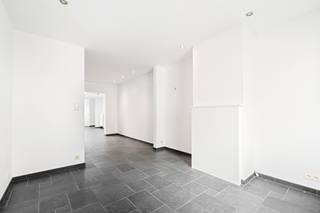[[ DIT PAND NEEMT DEEL AAN DE ERA OPEN HUIZEN DAG OP 19/9 VAN 14:30 TOT 15:30 ]]
<h3><strong>Knusse en instapklare woning aan de rand van Eeklo</strong></h3>

<p>Op zoek naar een <strong>gezellige, instapklare woning op een uitstekende locatie</strong>? Dan is deze knusse woning aan de rand van Eeklo zeker een bezoekje waard!</p>

<p>De woning combineert <strong>comfort, gezelligheid en een vlotte ligging</strong>. Dankzij het goede EPC is er bovendien <strong>geen renovatieverplichting</strong>, wat betekent dat u hier zonder grote renovatiewerken uw nieuwe thuis kunt maken. Ook de <strong>elektrische installatie is conform</strong>, een mooie extra troef.</p>

<p>Binnen beschikt de woning over <strong>drie slaapkamers</strong>, waardoor ze zowel geschikt is voor een gezin, starters als wie graag een extra kamer heeft voor een bureau, hobbyruimte of logeerkamer.</p>

<p>Achteraan bevindt zich een <strong>klein terras</strong>, ideaal om op zonnige dagen even te genieten van een kop koffie of een aperitiefje. Een onderhoudsvriendelijke buitenruimte waar u in alle rust kunt ontspannen.</p>

<p>Ook de <strong>ligging</strong> is een absolute troef. Gelegen aan de rand van Eeklo, woont u hier rustig maar toch dicht bij alles wat u dagelijks nodig heeft. <strong>Winkels, scholen, sportcentra, het ziekenhuis, openbaar vervoer en andere voorzieningen</strong> bevinden zich in de nabije omgeving. Bovendien zijn de belangrijkste verbindingswegen vlot bereikbaar.</p>

<p><strong>Kortom: een gezellige woning met 3 slaapkamers, een goede energiescore, conforme elektriciteit en een uitstekende ligging. Instapklaar en zonder renovatieverplichting – ideaal voor wie zorgeloos wil verhuizen!</strong></p>

<p><strong>Een woning die u beslist in het echt moet komen ontdekken.</strong></p>
