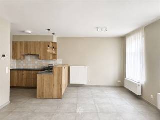 <p><span>DE PINTE - Pintestraat 42: Are you looking for a</span><span> bright, single-level apartment</span><span> in downtown De Pinte? Then read on.</span></p><p><span><br />Key features:</span></p><ul><li><span>Located in downtown De Pinte near major highways (E17, N60), shops, and public transportation</span></li><li><span>Small-scale project </span></li><li><span>Bright living spaces</span></li><li><span>Includes a parking space and bike storage</span></li><li><span>Pleasant south-facing terrace</span></li></ul><p><span> </span></p><p><span>Layout:</span></p><p><span>Entryway, living area with open kitchen, storage room (with washing machine hookup), separate toilet, bathroom equipped with double sink vanity and walk-in shower, two bedrooms.</span></p><p><span>Sunny terrace adjacent to the bedrooms.</span></p><p><span> </span></p><p><span>The property is enclosed by an electric gate on the street side, ensuring privacy for every resident.</span><span><br />Thanks to its excellent insulation, high-efficiency boiler, and Type D ventilation system, this apartment is extremely energy-efficient.</span></p><p><span><br />Rent: €,985 + €,40 in common area fees; EGW to be billed separately.</span></p><p><span>Available immediately.</span></p><p><span> </span></p><p><span>Contact Axel Lenaerts Real Estate to schedule a viewing: 0498/12.20.53 or Lieselot@axellenaerts.be</span></p><p><span> </span></p>